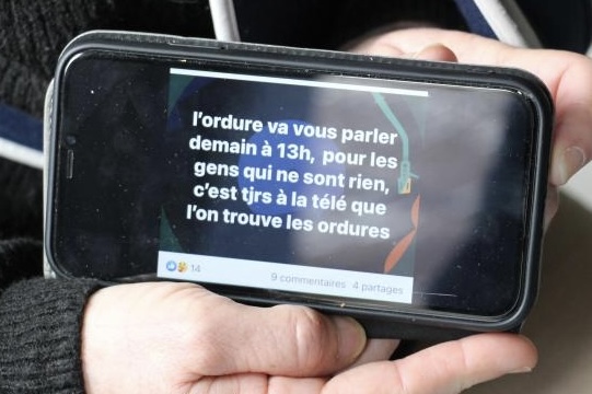 🇫🇷 FLASH - Une femme a été interpellée à son domicile par 3 policiers et placée en garde à vue pour avoir traité Emmanuel #Macron d’'ordure' sur Facebook. Elle encourt jusqu'à 1 an de prison et 15.000 euros d'amende pour 'outrage'. (La Voix du Nord) #SaintOmer