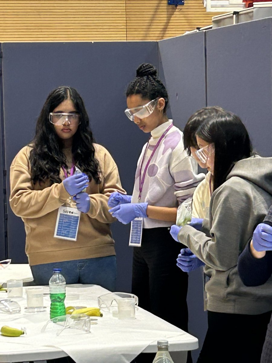 SHSChemistry1's tweet photo. And on to the Humanitarian Bridge Challenge, programming robots and extracting DNA from bananas. @SuttonHighGirls learning really useful #STEM skills at #SATROfest2023 @GDST #GirlsInSTEM https://t.co/TQWhzObPu5