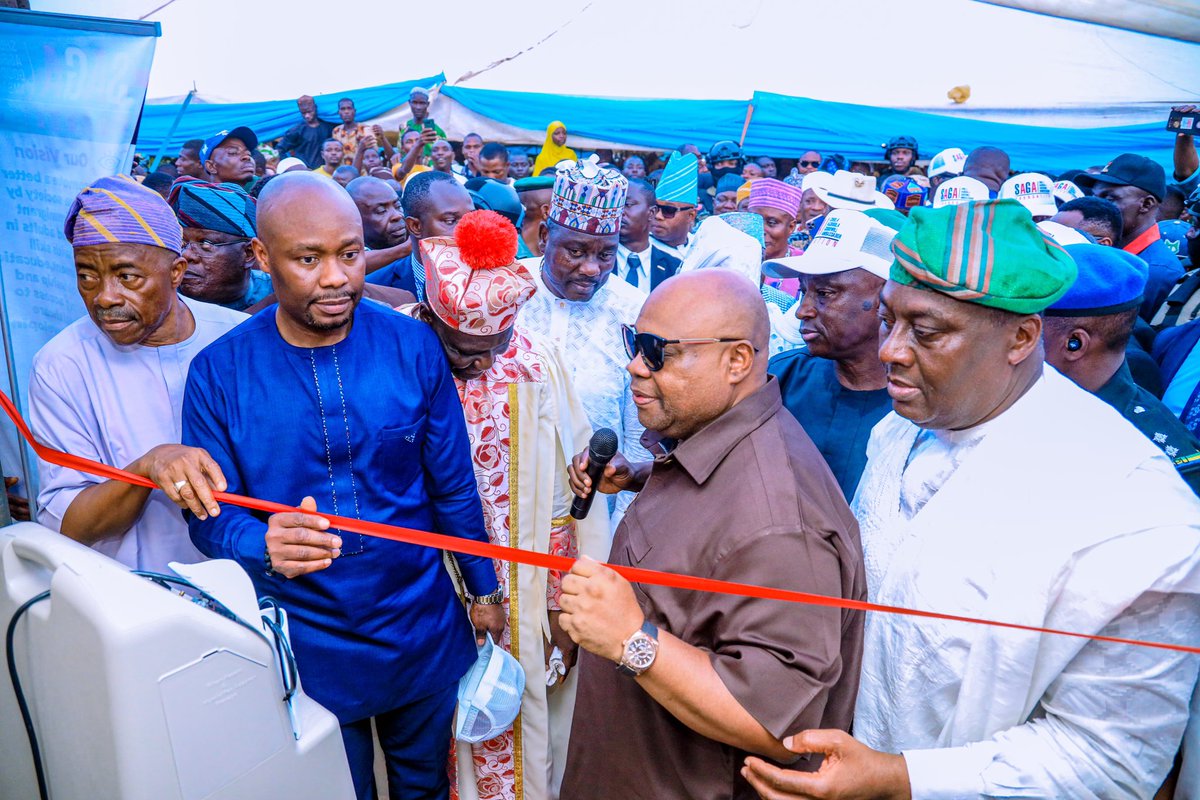 AAdeleke_01's tweet photo. Yesterday, we were at Ila-Orangun to flag-off the distribution of medical equipment donated by SAGA Foundation, owned by Shola Agboola to some health care centres in Boluwaduro/Ifedayo/Ila Federal Constituency. I commended the Foundation for their service. https://t.co/kNEYXe7H5i
