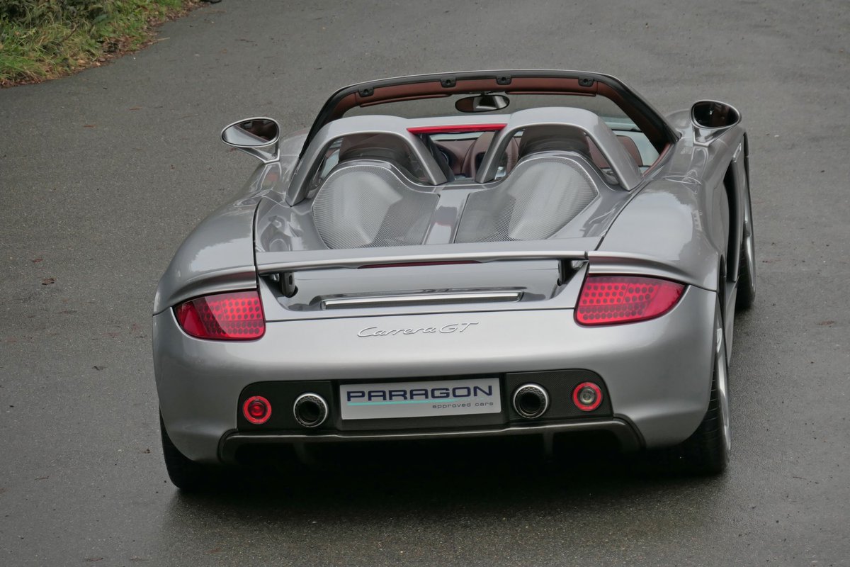 #wingwednesday done right with our Porsche Carrera GT! 

Carrera GT No.0063 has driven 12,018 miles from new. £1,199,995.00

Available on our website…

paragongb.com/874/porsche-fo…

#paragon #porsche #carreragt #porschecarreragt #gt #wednesday #wing