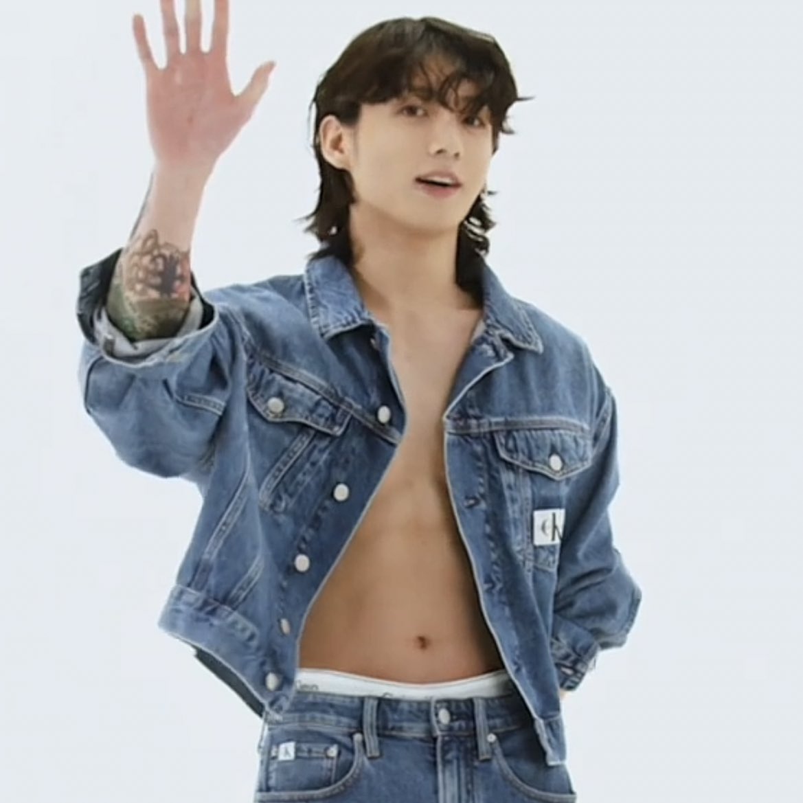 sitluvvmii's tweet photo. PERO QUE BENDICIÓN #JUNGKOOK 🤩
soy:
○ bisexual
○ heterosexual
● una persona completamente sorprendida, enamorada, fascinada y maravillada de JEON JUNGKOOK

GLOBAL AMBASSADOR JUNGKOOK
JUNGKOOK IN CALVINS #JUNGKOOKxCALVINKLEIN
https://t.co/enASu0iMqI