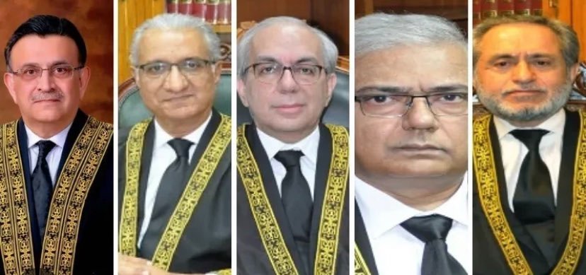 Media7zeby's tweet photo. @Marriyum_A #WeStandWithJudiciary https://t.co/rwdGwzkSNn