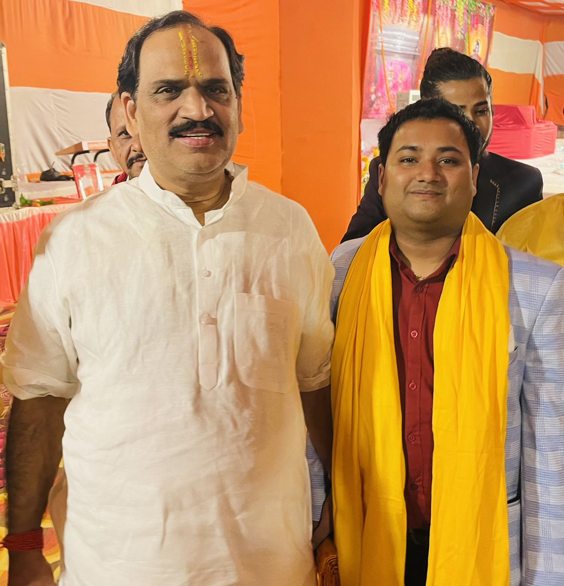 kamalagney's tweet photo. कल शाम राघवेन्द्र सरकार की जन्मभूमि अयोध्या धाम में कविता सुनाकर धन्य हो गया, लोकप्रिय कथावाचक प्रेमभूषण जी महाराज का भरपूर समर्थन मिला, सन्त प्रवर राजकुमार दास जी ने रामचरितमानस कविता पर अपने स्थान से उठकर माल्यार्पण कर सम्मानित किया⛳️ https://t.co/pGnQi2VAtr