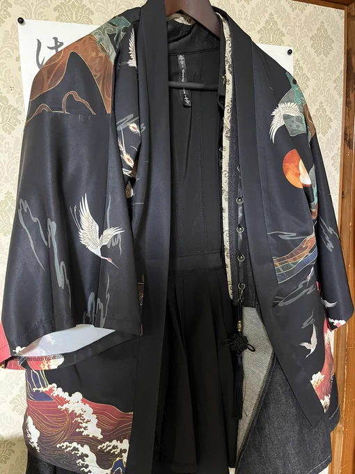 ふと思いついた。こないだ買った羽織りっぽいOZZのデニムのやつのインナーとして、このテロテロのトンチキ和風柄羽織もどきを着てみたらどうかと。丈が膝上よりちょい短いくらいなのでベルトか何かで締めちゃって上にデニムのやつ着てみたら良いのではないかと。個人的には、なかなか良い気がする。 