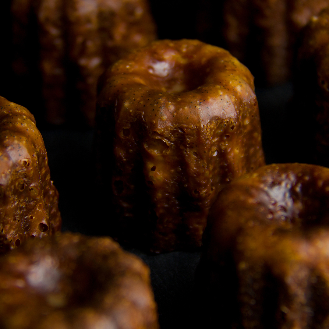 3/30(木)より「カヌレ」を販売いたします。
絶妙な焼き加減に仕上げることで、外はカリッと音がするほどに香ばしく、中はもっちりとした異なる食感を楽しめる当店オリジナルのカヌレです。
口に運ぶと程よく上品な甘さが感じられ、ラム酒とバニラの濃密な芳香が心地よく広がります。