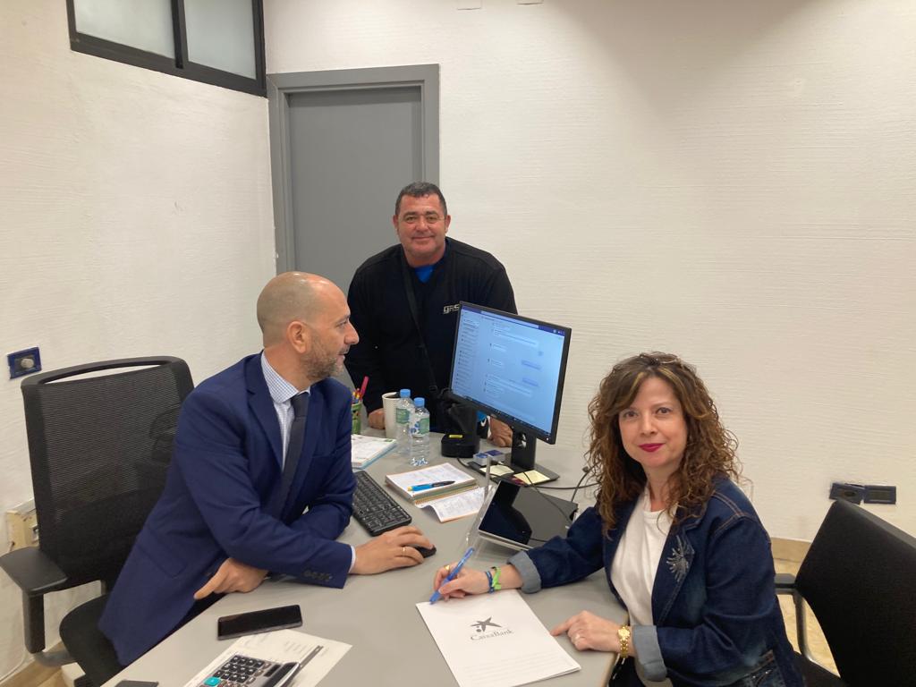 apaemsaludmen's tweet photo. Ayer se firmó el convenio con @FundlaCaixa para que los usuarios de @APAEMJAEN Úbeda puedan disfrutar de los servicios del Gym Aquasport con sesiones de  Hidrosalud. Muchas gracias por hacer la #SaludMental más visible 🏊‍♀️👏👏👏💚💚💚💚💚 https://t.co/5kf5OuXBGk