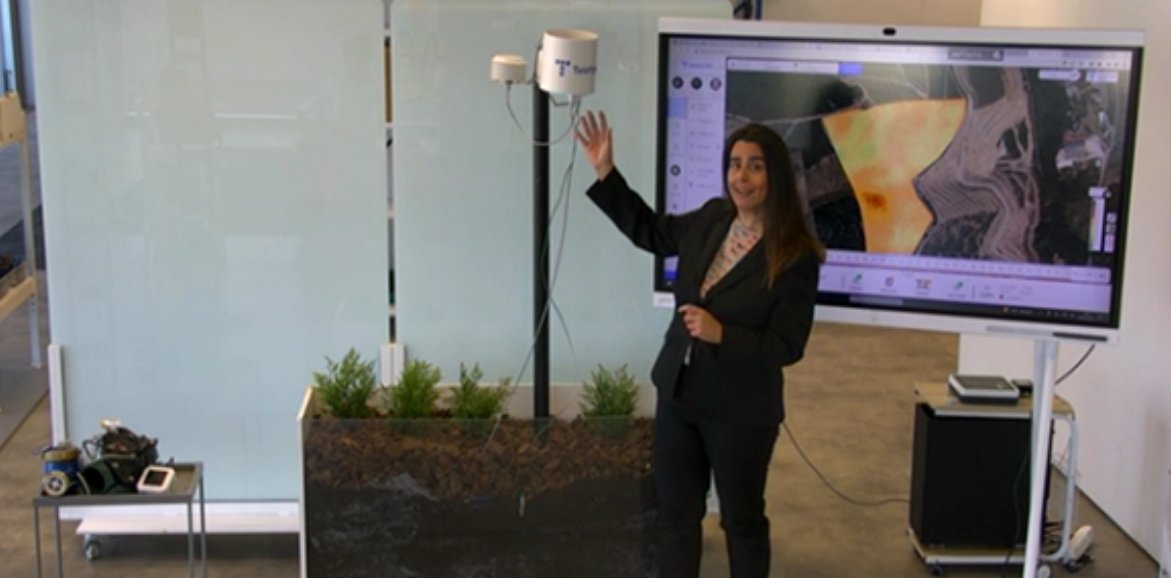 Hoy presentamos La Cabina de <a href="/Telefonica/">Telefónica</a> en #AndaluciaenDigital y hablamos de #SmartAgro junto a <a href="/JoaquinSegovia/">Joaquin Segovia</a>, D. Territorio Sur Telefónica <a href="/JOSEMARIABELLID/">JOSE MARIA BELLIDO</a>, Alcalde Córdoba, <a href="/CarmenCrespoPP/">Carmen Crespo</a>, Cons. Agricultura JdA, Oscar Lozano, CIO ACESUR y <a href="/Montoro_V/">Víctor Montoro</a>  VicePdte. Dip. Córdoba