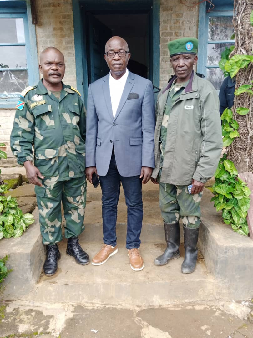 Honneurdavid1's tweet photo. Le Gnral autoproclamé "#Nyakiliba" (Daniel Matebura N'yikiriba) a rencontré l'AT de #Mwenga. Il était accompagné d Commandant Régiment. Selon sources, il compte "contribuer à la construction de la paix". Ce chef milicien est basé ds les Monts de #Kigogo, #Luindi. @AmaniKamanda2 https://t.co/AFXUoXurq4