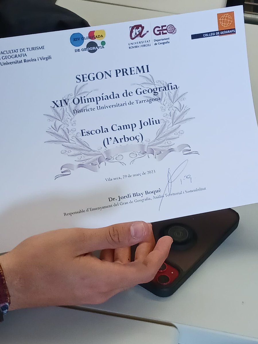 Moltes felicitats al nostre equip que avui ha participat a l’Olimpíada de Geografia de la <a href="/universitatURV/">Universitat Rovira i Virgili</a> <a href="/ftgURV/">TurismeGeografia URV</a> 
Segona posició! 
#EstilCampJoliu #valors #educació