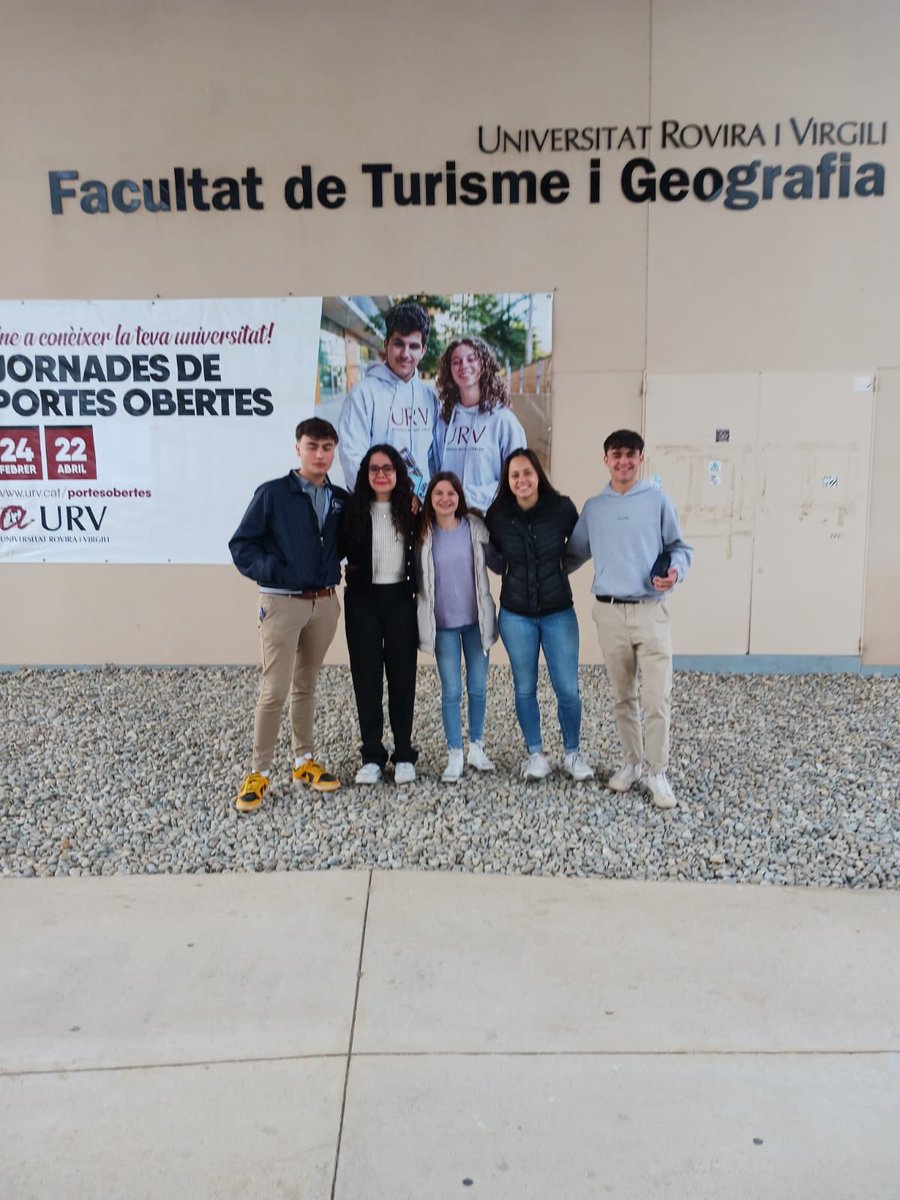 campjoliu's tweet photo. Moltes felicitats al nostre equip que avui ha participat a l’Olimpíada de Geografia de la @universitatURV @ftgURV 
Segona posició! 
#EstilCampJoliu #valors #educació https://t.co/17q6ViwQOK