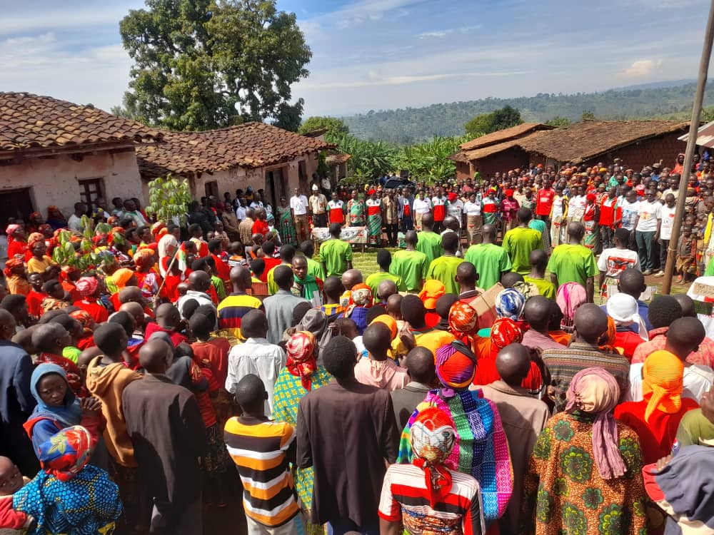 CnddFddButanyer's tweet photo. #Burundi 28/3/2023
Umutumba ni #KANYUNDO,umutumba wabaye uwambere mumatora ya #2020 namajwi 99,85%,niho umunyamabanga wa @CnddFdd muntara ya #Kayanza yazindukiye,Imitumba 14 gusa niyo isigaye ngo arangize 262 igize intara.
Akaba ariko asuzuma inamanshingiro
@R_Ndikuriyo https://t.co/gx9LHW8hpc