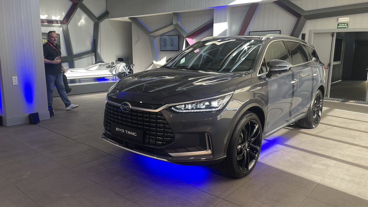 DalmauParera's tweet photo. Hoy es el dia del lanzamiento en España de ByD, una nueva marca china de coches 100 % eléctricos. La gama inicial está integrada por tres modelos, el SUV compacto Atto 3, la berlina de lujo Han y el SUV de lujo de 7 plazas Tang. Si tenéis preguntas y puedo, os contesto #bydspain https://t.co/14fId45vtJ
