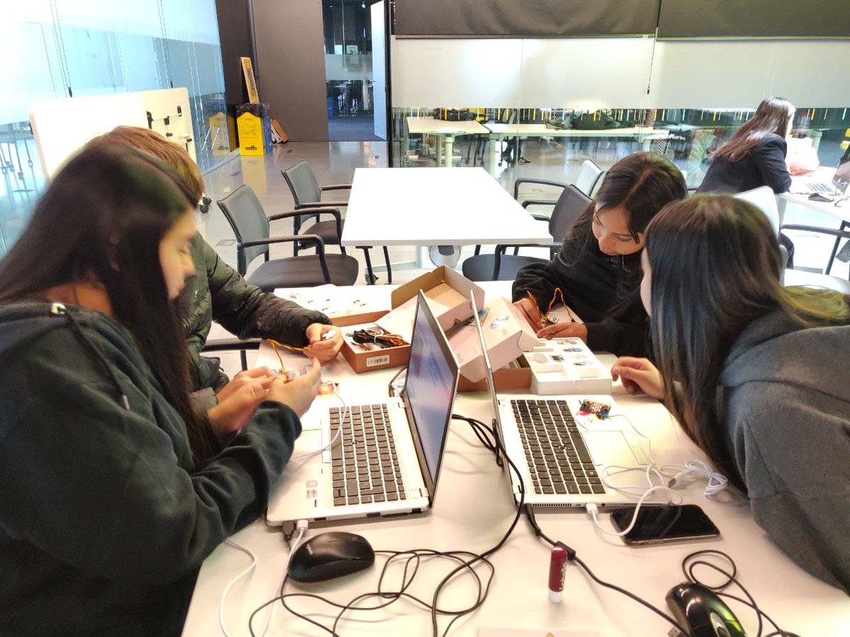 creatica_ong's tweet photo. Os queremos contar que ayer en la @LaNaveMadrid en nuestro proyecto #GirlsCreateTECH que cuenta con el apoyo de @FUNDACIONTALGO hemos contado con la presencia de Pedro de España, Ingeniero Mecánico y Científico de Datos enfocado en el Mantenimiento Predictivo de trenes en Talgo, acompañando a dos grupos de alumnas y alumnos del I.E.S. Celestino Mutis #Villaverde
Tras conversar de como las ingenieras y los ingenieros cambian el mundo, hemos programado un paso a nivel, que a través de un sensor de ultrasonidos detecta la proximidad del tren🚄y activa un semáforo 🚥de control de circulación vial🚗🚕🚙🚌🚐🛻🏎
#educacion #innovacion #tecnología #STEM