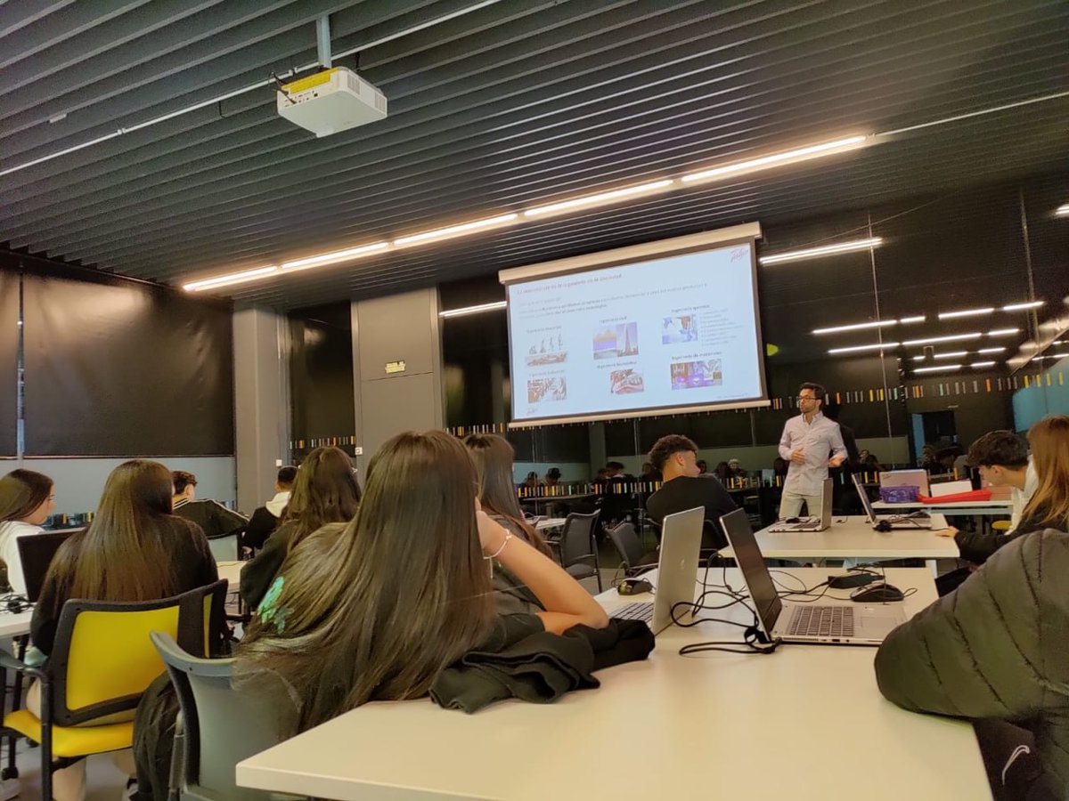 creatica_ong's tweet photo. Os queremos contar que ayer en la @LaNaveMadrid en nuestro proyecto #GirlsCreateTECH que cuenta con el apoyo de @FUNDACIONTALGO hemos contado con la presencia de Pedro de España, Ingeniero Mecánico y Científico de Datos enfocado en el Mantenimiento Predictivo de trenes en Talgo, acompañando a dos grupos de alumnas y alumnos del I.E.S. Celestino Mutis #Villaverde
Tras conversar de como las ingenieras y los ingenieros cambian el mundo, hemos programado un paso a nivel, que a través de un sensor de ultrasonidos detecta la proximidad del tren🚄y activa un semáforo 🚥de control de circulación vial🚗🚕🚙🚌🚐🛻🏎
#educacion #innovacion #tecnología #STEM