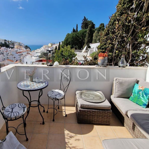 algarve_news's tweet image. FOR SALE: 2 bedroom townhouse with lovely sea views, Carvoeiro. 
algarvedailynews.com/property-news/…
#Carvoeiro #2bedroom #townhouse #propertyforsale #realestate #forsale #luxuryvilla #algarve #investment #property