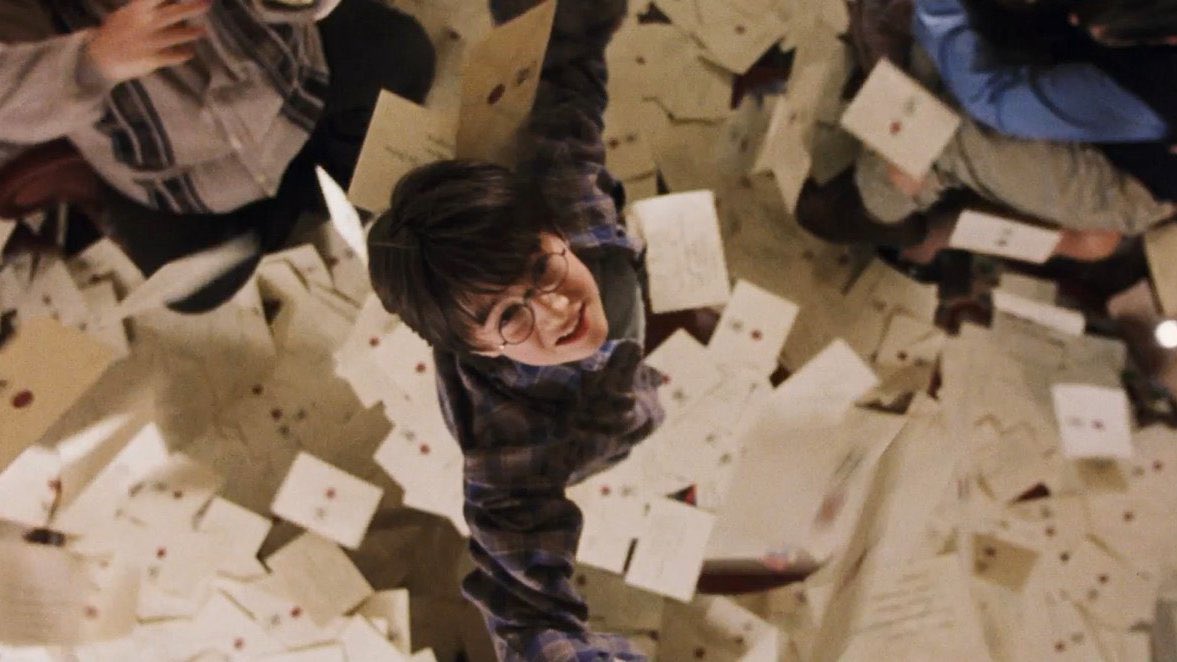 cisimlendi's tweet photo. Harry'nin Ravenclaw'a gitmemesinin nedeni, yerden bir mektup almak yerine havadan yakalamaya çalışmasıydı. https://t.co/5cFcJPQbJ8