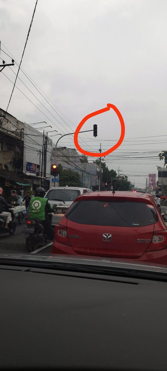 jonathantaffy's tweet photo. TL sebrang ramayana sidoarjo (yang bagian atas) yang warna merah mati, sedangkan hijau nyala..

Mohon pihak terkait bisa memperbaiki..
@Suara_Sidoarjo @e100ss @112sidoarjo @BanggaSidoarjo @pemkabsidoarjo2 https://t.co/3ZYnV5iVP9