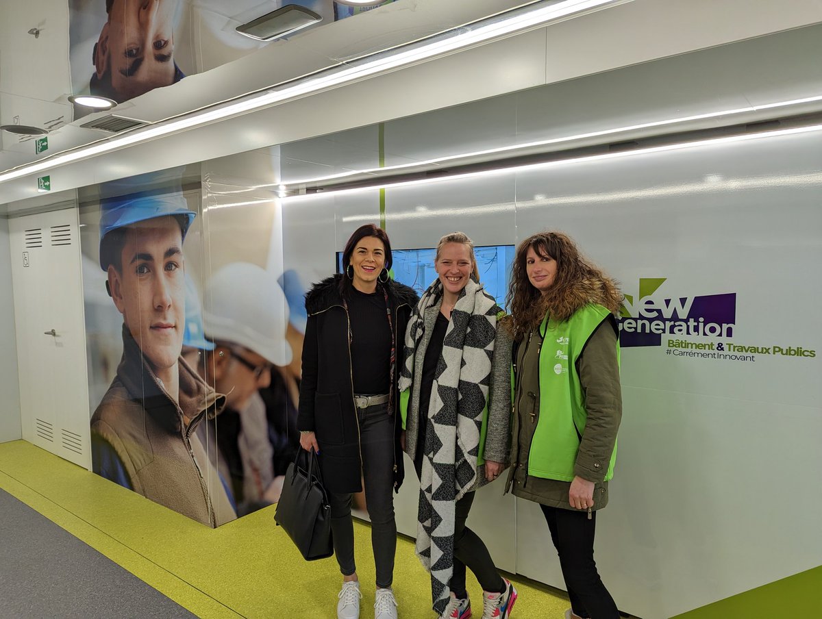 En direct de la #CaravanedesMétiers <a href="/VilledeChambery/">Ville de Chambéry</a>, le bus #Newgeneration #btp a fait fureur ce matin! Des #jeunes au rdv accueillis par l'équipe de choc <a href="/CAPEBSAVOIE/">CAPEB SAVOIE</a> <a href="/FFBAura/">FFB Auvergne-Rhône-Alpes</a> <a href="/TatianaVardon/">Vardon Tatiana</a>, @poleemploi_ara,  des animations : casques VR, simulateur et quizz!