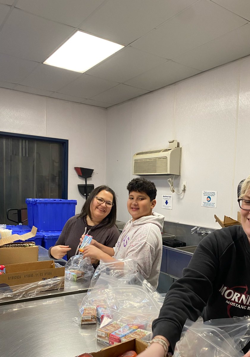 At Leeds, we care deeply about our Siouxland community. A group of staff members and their families spent the evening volunteering at the Food Bank of Siouxland.
Thanks for having us and for the great opportunity for us to give back to our community!
