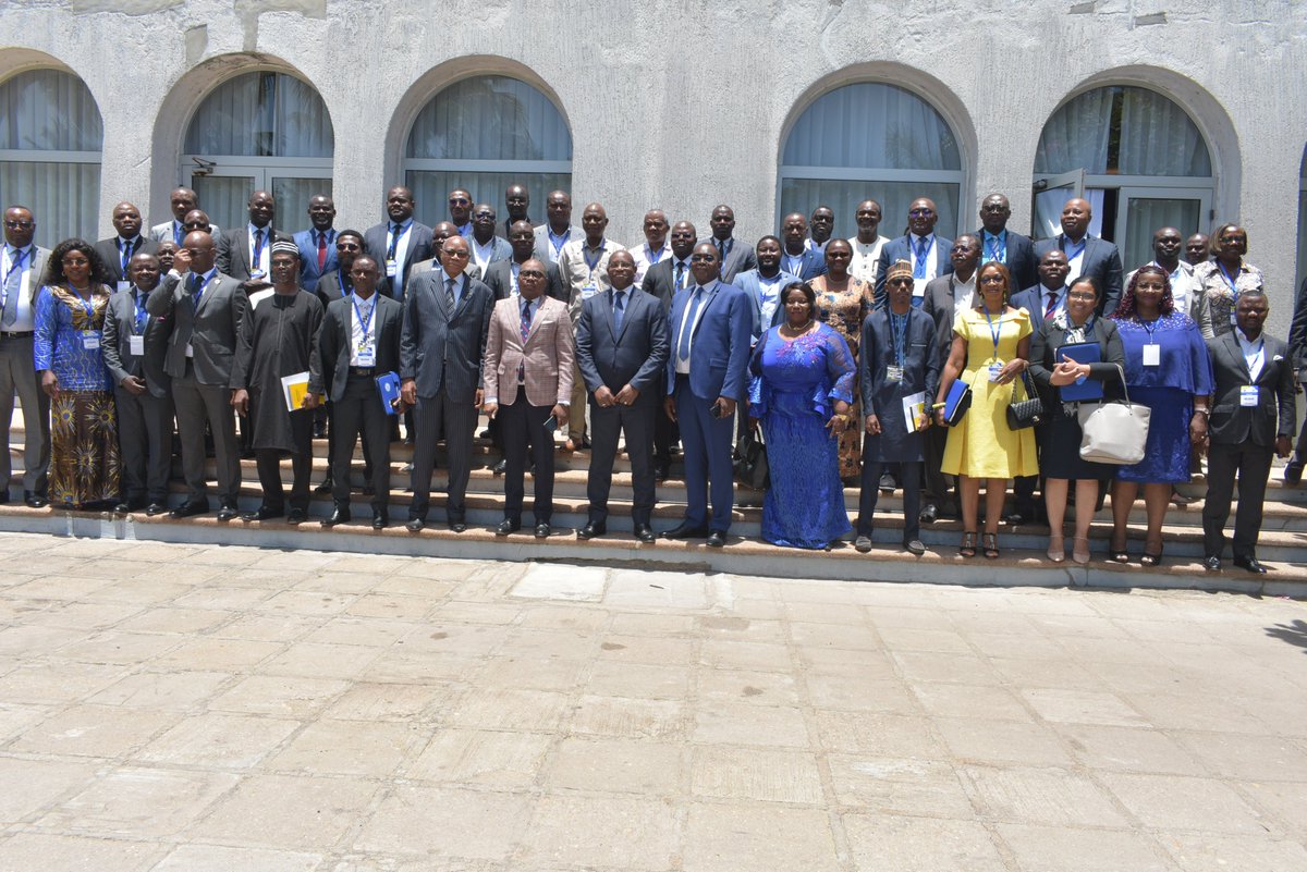 portdelome's tweet photo. ➡  Retour en images sur les réunions techniques de l'Association de Gestion des Ports de l'Afrique de l'Ouest et du Centre #AGPAOC qui se sont tenues du 21 au 24 mars 2023 à Lomé (Togo). 

#agpaoc #africanport  #meeting #reunion  #Transport #Maritime #shipping  #logistics  

⤵ https://t.co/KldRWrvGAq