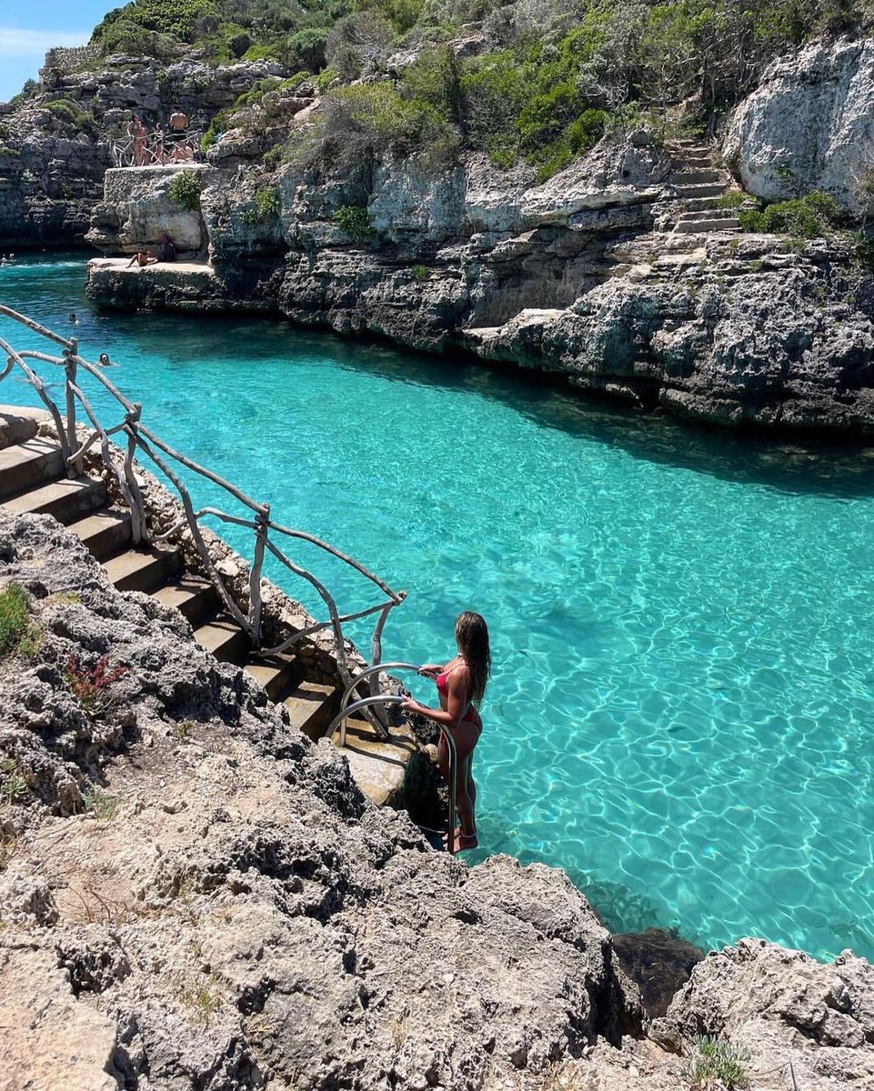 El 🌞 en la cara. 
La sal en la espalda.
Un buen 📖.
Un chapuzón 🌊.

RT si crees que la vida está en estas pequeñas cosas. 

@jessicacproenca 📸

#turismomenorca
#laisladelospequeñosplaceres