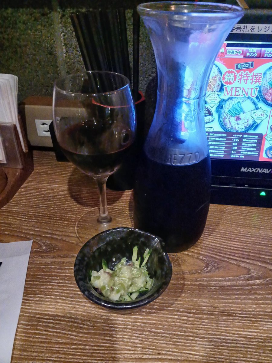 topergroad's tweet photo. 今日は出張先で鳥メロに入店

この量のワインデキャンタが500円は熱い🍷
凄くジンファンデル臭がする赤だが、安いしなモンプルかなぁ https://t.co/mP6zU27tgK