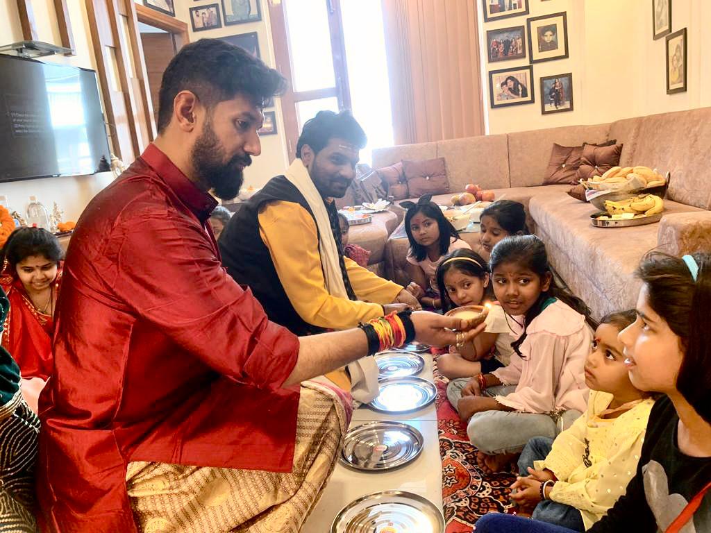 iChiragPaswan's tweet photo. आज अपने आवास पर चैत्र नवरात्र की अष्टमी को महागौरी की पूरे विधि-विधान के साथ आराधना कर देवी स्वरूपा कन्या पूजन कर आशिर्वाद प्राप्त किया ।

!जय माता दी! https://t.co/W4CPTw7Baa