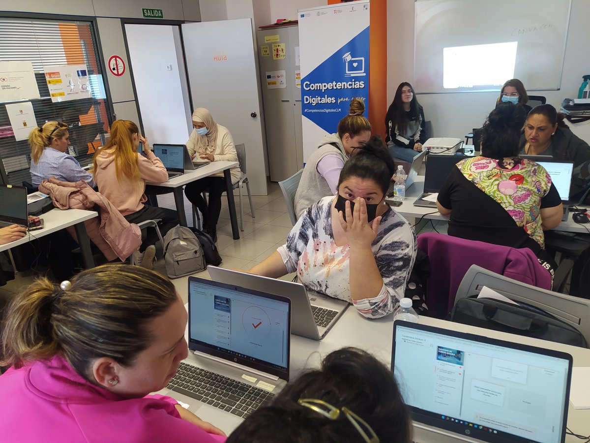 gitanos_org_CU's tweet photo. Entramos en la recta final de la formación de Competencias Digitales para crecer de la EAPN, #CompetenciasDigitalesCLM - Financiado por la Unión Europea- #NextGenerationEu   Con el apoyo y financiación de la @juntadecastillalamancha con la Consejería de #BienestarSocialCLM https://t.co/Kqe7AniWHQ