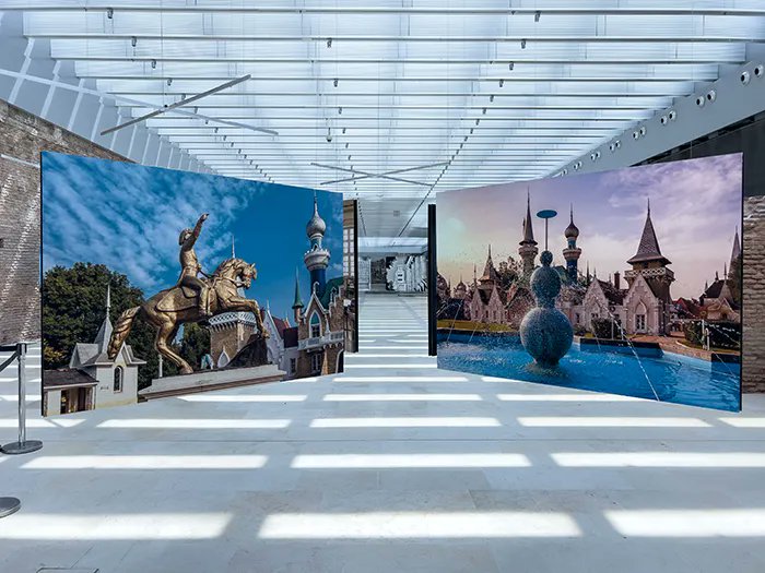 Dos muestras de Claudio Larrea. Maneras de ver Buenos Aires 
Por Eduardo Villar
El artista exhibe en Otto Galería y en el Museo del Bicentenario dos series de fotografías, Porteños y Arquitectura peronista, que agregan formas al caleidoscopio de la ciudad 
buff.ly/3z7pJxD