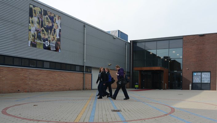 ML_deVries's tweet photo. Vandaag samen met een collega van @BuurtpleinBV een gastles gegeven op @rocgraafschap over financiën en regelgeving. Goed om te zien dat ze zich bewust zijn van de risico’s van groepsdruk en weten wat ze moeten aanvragen als ze 18 worden. Super trots op hen. #WeekvanhetGeld2023 https://t.co/aLd0QUraOC