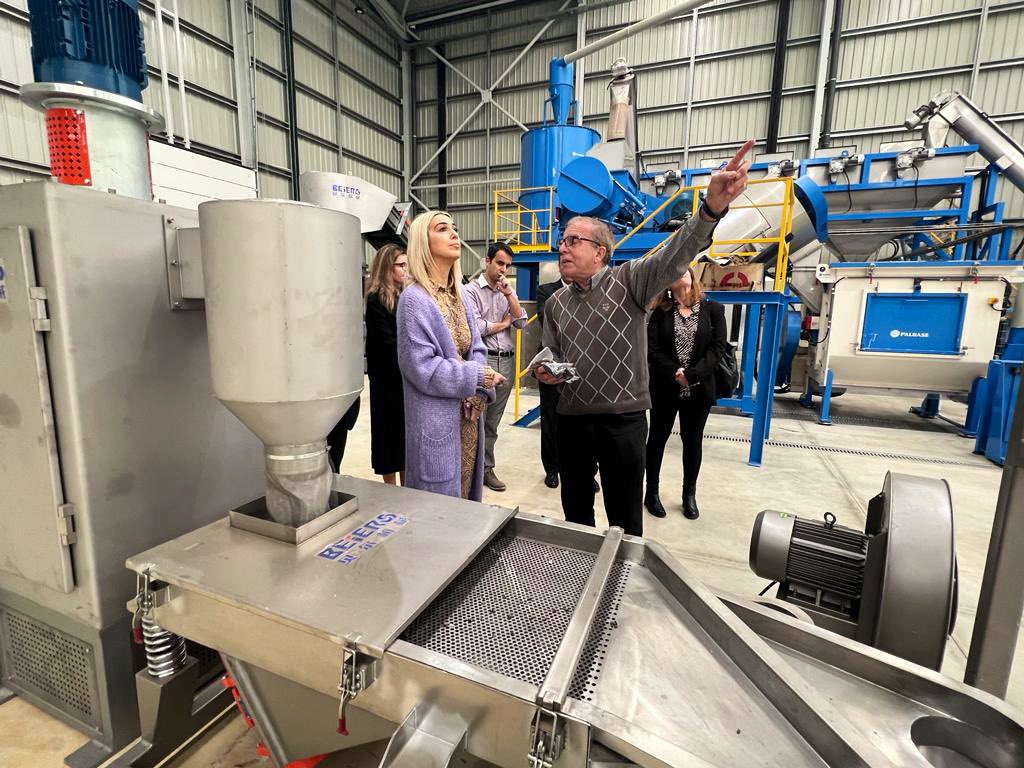coesao_pt's tweet photo. A iniciativa #GovernoMaisProximo leva-nos hoje ao distrito de #Setúbal onde visitámos a empresa Glopol, em Santiago do Cacém. Trata-se de uma nova unidade de reciclagem de plásticos que contribuirá para a promoção da economia circular em 🇵🇹 e que contou com o apoio de fundos 🇪🇺. https://t.co/Q8JHpweDJc