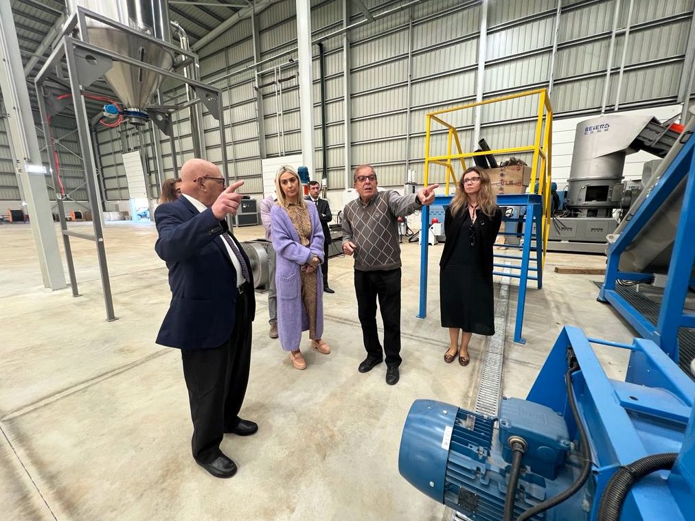 coesao_pt's tweet photo. A iniciativa #GovernoMaisProximo leva-nos hoje ao distrito de #Setúbal onde visitámos a empresa Glopol, em Santiago do Cacém. Trata-se de uma nova unidade de reciclagem de plásticos que contribuirá para a promoção da economia circular em 🇵🇹 e que contou com o apoio de fundos 🇪🇺. https://t.co/Q8JHpweDJc