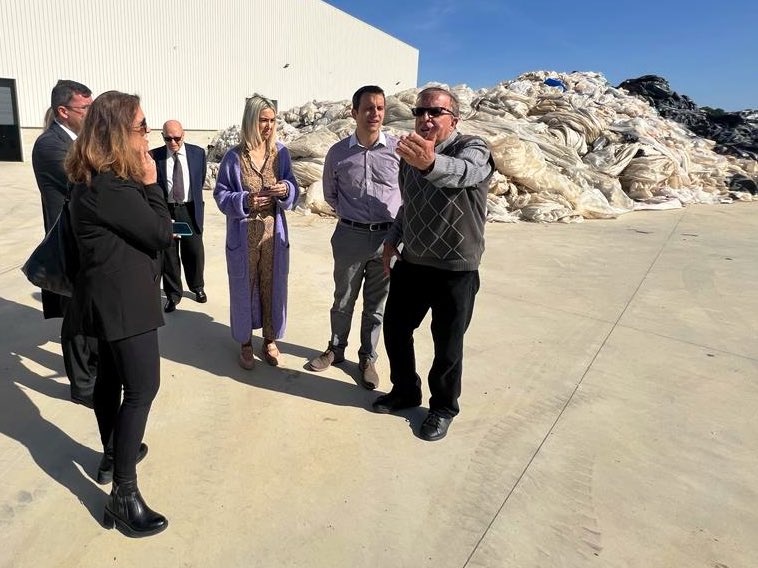 coesao_pt's tweet photo. A iniciativa #GovernoMaisProximo leva-nos hoje ao distrito de #Setúbal onde visitámos a empresa Glopol, em Santiago do Cacém. Trata-se de uma nova unidade de reciclagem de plásticos que contribuirá para a promoção da economia circular em 🇵🇹 e que contou com o apoio de fundos 🇪🇺. https://t.co/Q8JHpweDJc