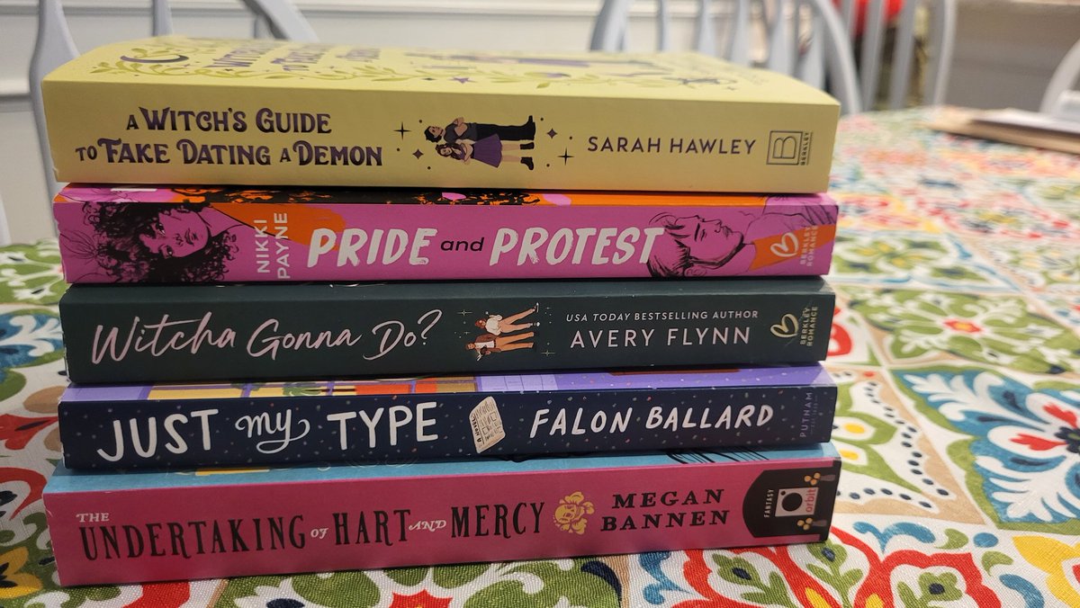 Yesterday's book haul from @IguanaBooks romance book fair! I see some familiar names 👀 couldn't pass up the opportunity to support the Reylos @MsSarahHawley @NikkiPayneBooks 

Super excited for @FalonBallard new book! I LOVED Lease on Love 💜