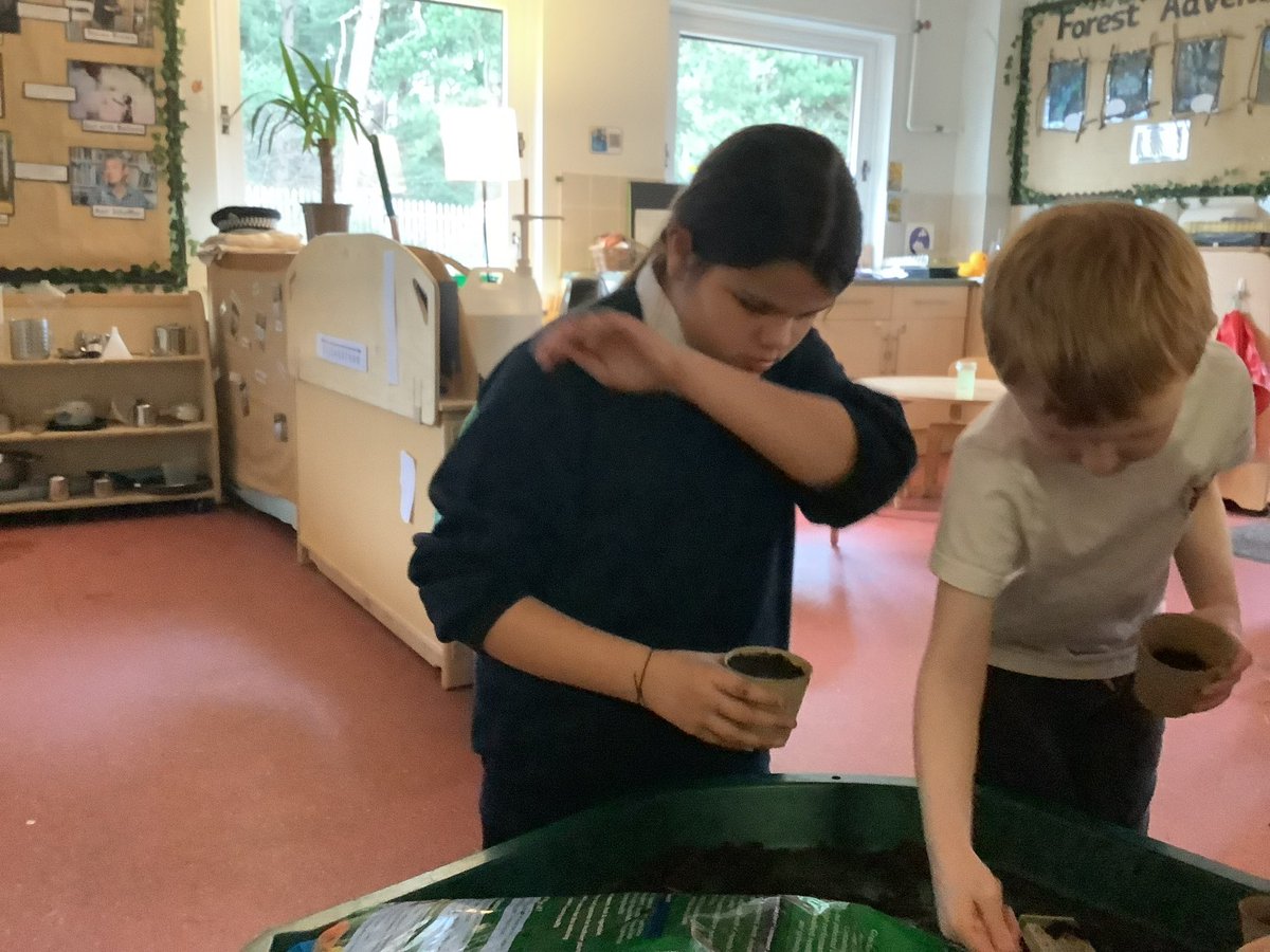 CarmondeanELC's tweet photo. Some P6 children joined in on our #RHSBigSeedSow supporting some  of our children to sew some seeds. 
Well done on being such fantastic role models to our children ☺️

#Beingme 
#transitions 
@carmondean_ps 
@Mrs_ScottCPS https://t.co/5KaBep0GuL