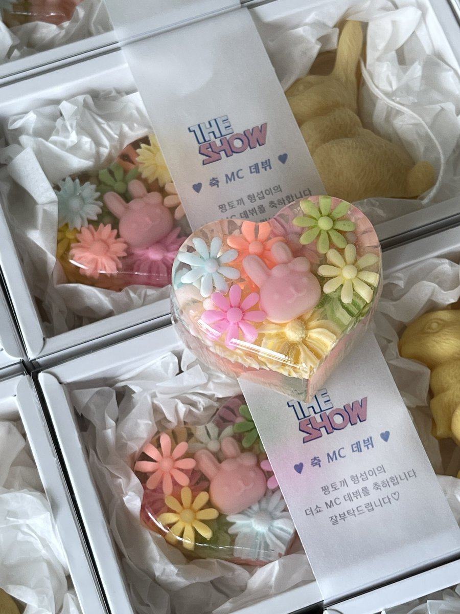 #템페스트 #형섭 군의 더쇼 MC 첫방 
답례 스텝분들 조공으로 맡겨주신 비누와 토끼캔들세트입니다 ฅᐢ..ᐢ₎♡
기본 컨셉의 컬러와 토끼모양원하셔서 디자인해드렸어요 ✨
사랑스러운 컬러로 잘 나와서 저도 무척 만족스러워요 행복한 선물이었으면 좋겠습니다.