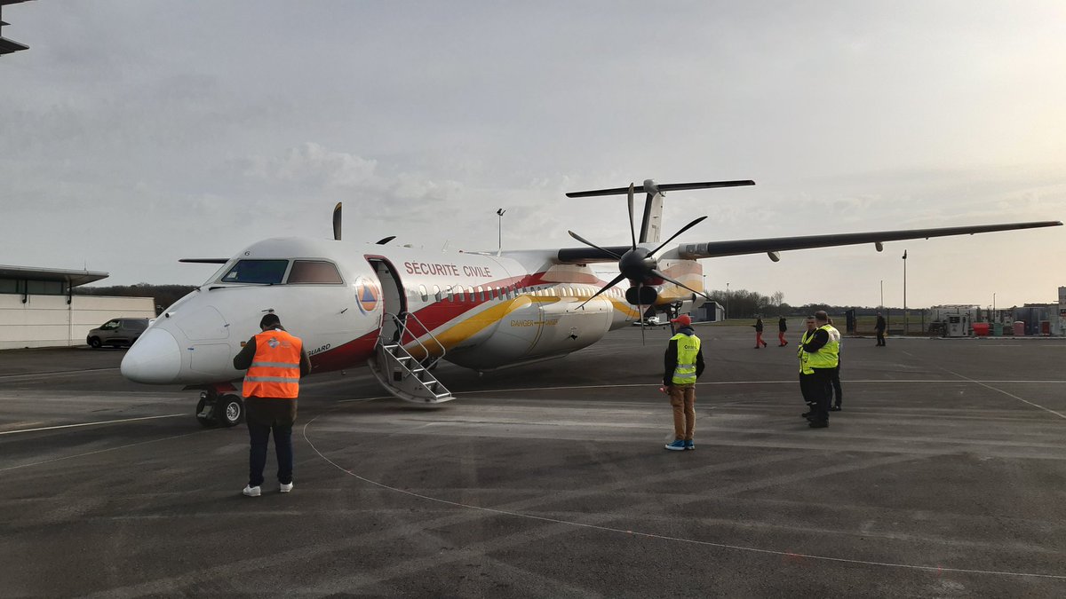 maisonneuve49's tweet photo. Préparation saison "feux de forêt" au pélicandrome 49 - Aéroport #Angers Loire. Réfection du marquage au sol #milan76
#pompiers #fdf https://t.co/2T9f5nF8rW