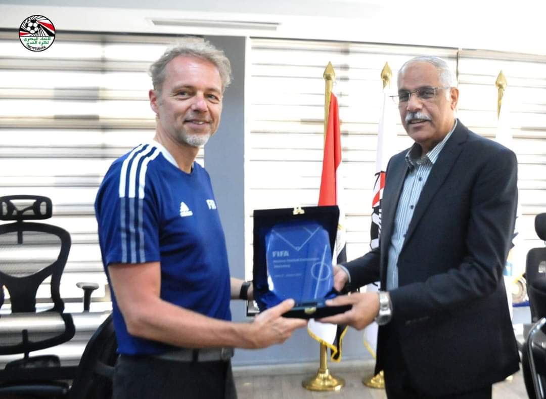mahmud_28857's tweet photo. امنعوا الضحك لو سمحتوا 
وزغرتي يانشراح 
تكريم جمال علام رئيس إتحاد الكرة المصري من قبل وفد لجنة التطوير التابع لـ فيفا، وتسليمه درع الاتحاد الدولي📸 https://t.co/HaEoTuglUm