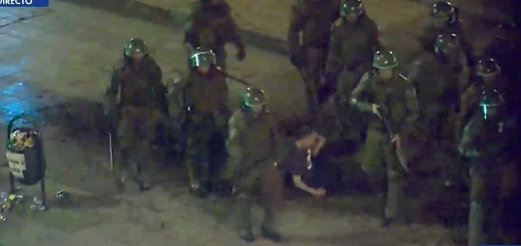 Fotos:
- Pacos desnudan a mujer en la vía pública en Concepción, el 19 de noviembre 2019
- Pacos entran disparando a NIÑAS del liceo 7 el 5 de noviembre 2019 (Humberto Tapia)
- CHV muestra en vivo la golpiza a un hombre de 56 años por andar con un sartén, 21 octubre 2019