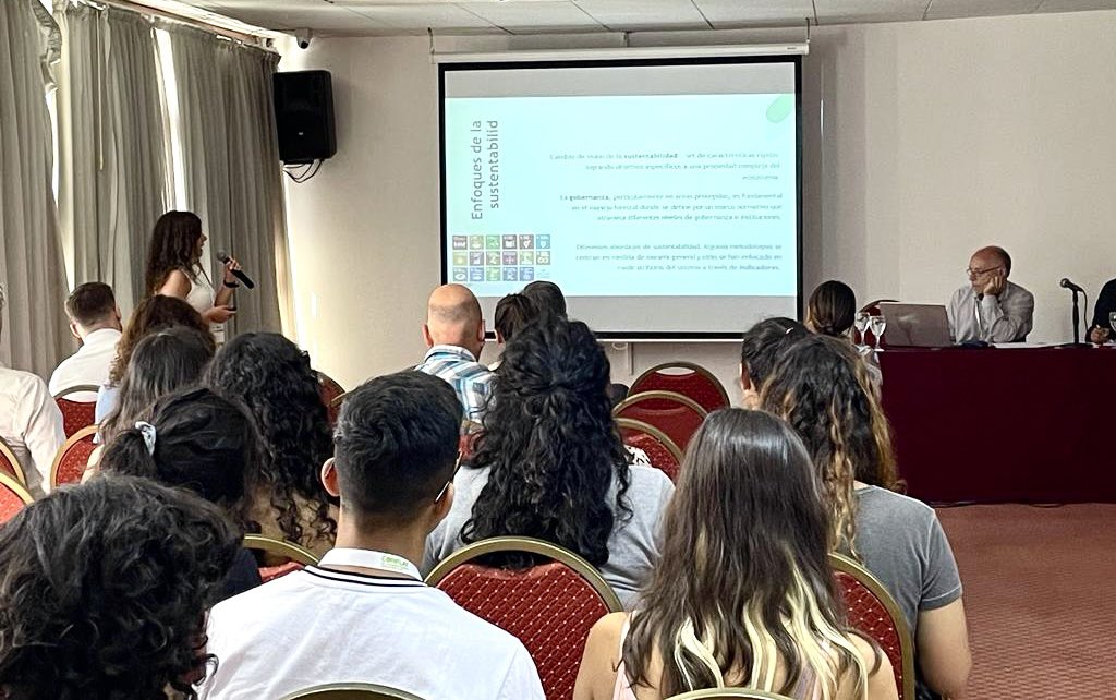 IFGM_Group's tweet photo. Our group member Rocío Garcia presenting her results about indicators of sustainability in a protected area in Patagonia, Argentina at the  Latin American Forestry Congress #CONFLAT23  #Protectedareas #ForestGovernanceMultilateralism https://t.co/Ek36F6Zmcj