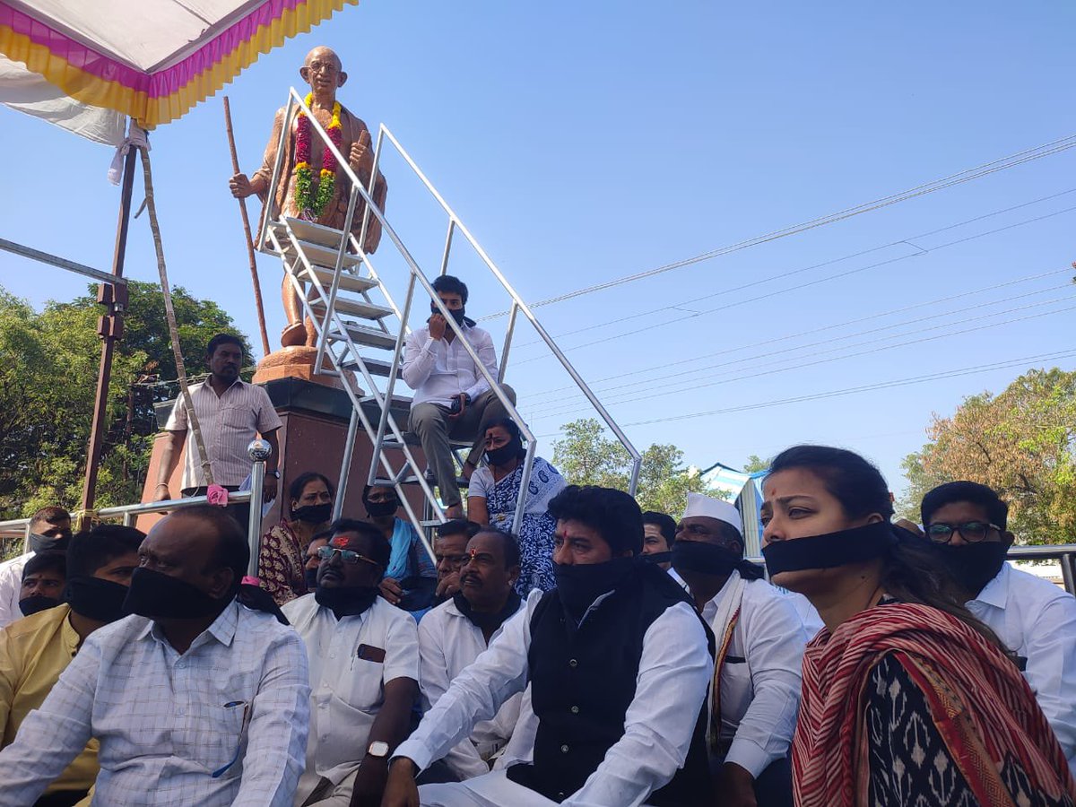 INCMaharashtra's tweet photo. कॉंग्रेस नेते राहुल गांधी यांच्या वाढत्या लोकप्रियतेला घाबरून, भाजपने सूडबुद्धीने त्यांची खासदारकी रद्द केल्याच्या निषेधार्थ महाराष्ट्र प्रदेश काँग्रेस कमिटी कार्याध्यक्षा आमदार प्रणिती शिंदे यांच्या नेतृत्वाखाली सोलापूर शहर अध्यक्ष चेतन नरोटे https://t.co/1DKtlhLRle