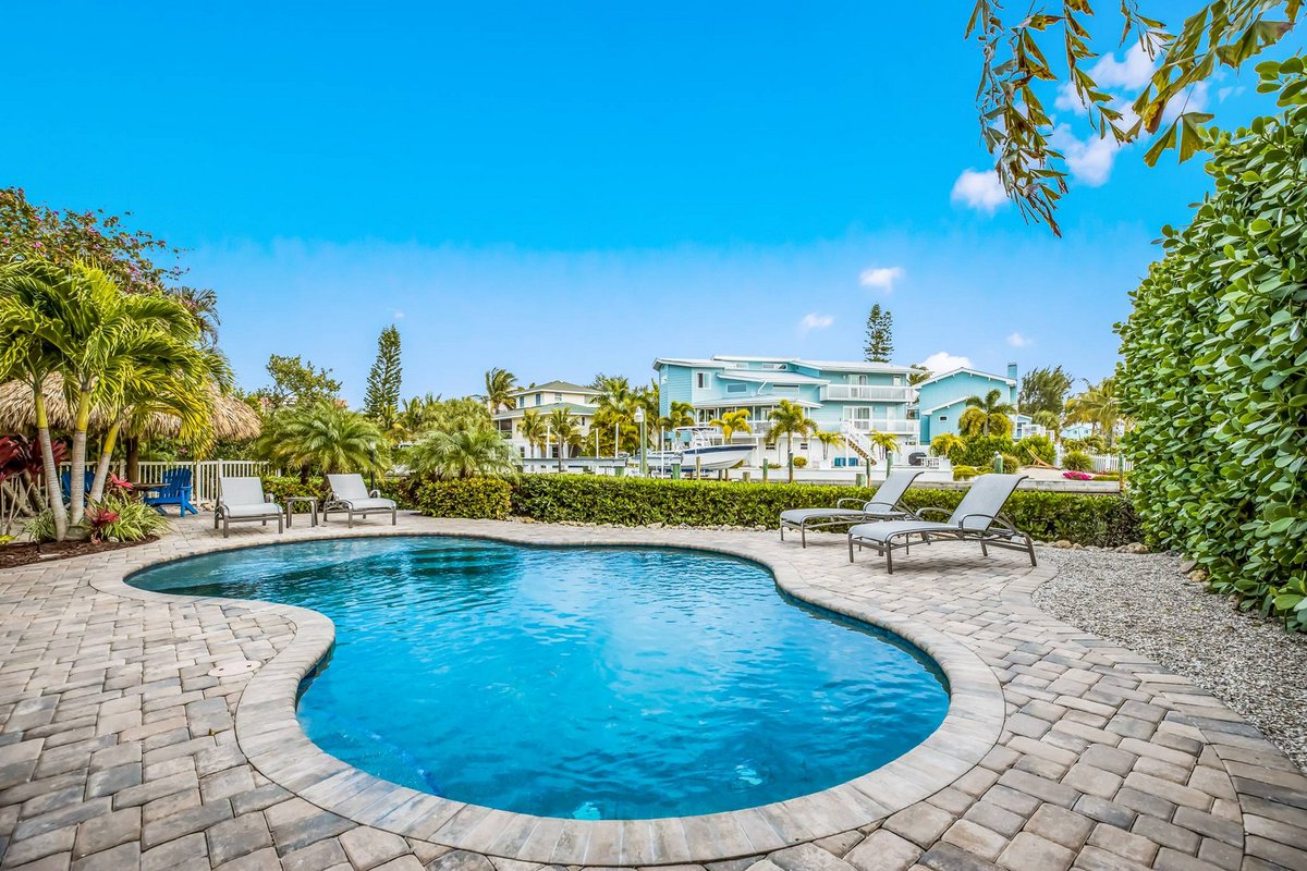 AnnaMariaLifeVR's tweet photo. Please help us welcome Soleshine to the Anna Maria Life Vacation Rentals family! Book Now: https://t.co/9dmcJeeZww 
3 Bd | 2.5 Ba | 4 Balconies with Water Views| Private Dock with Canal Access  | Private Heated Pool | Cornhole &amp; Foosball! https://t.co/D7qdiQJki0