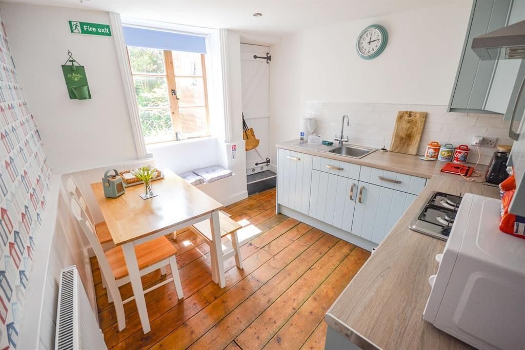 HuntersExeter's tweet photo. 🏡 PROPERTY OF THE WEEK 🏡
3 bed terraced house for sale!
Stunning characterful cottage positioned a stones throw from the estuary. The property is being offered WITHOUT A CHAIN.
Call 01392 340130 to arrange a viewing.
https://t.co/6D8yeTIKUY
#exeter #topsham #chainfree https://t.co/D2HchWN8NV