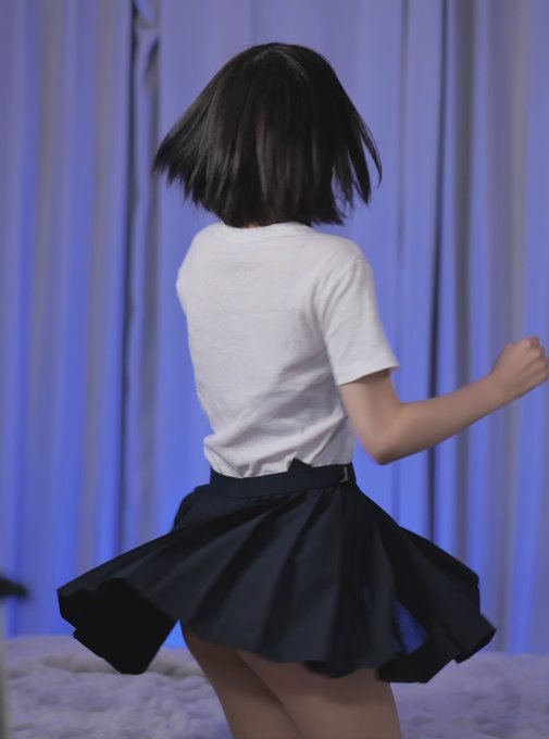 外はゲリラ豪雨、クソデカ雷が部屋の中にいても聞こえます。みんな、おへそを隠して私のくるりんぱをご覧ください https://t.co/AZ7OsBdeMa<a href="/tag/%E5%90%B8%E3%81%86%E3%82%84%E3%81%A4"class="tags"><span>#吸うやつ</span></a>