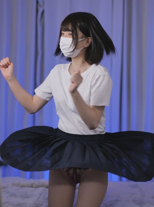 外はゲリラ豪雨、クソデカ雷が部屋の中にいても聞こえます。みんな、おへそを隠して私のくるりんぱをご覧ください https://t.co/AZ7OsBdeMa<a href="/tag/%E5%90%B8%E3%81%86%E3%82%84%E3%81%A4"class="tags"><span>#吸うやつ</span></a>