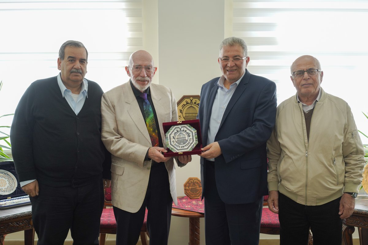 استقبل رئيس جامعة القدس أ.د. عماد أبو كشك العالم الأمريكي "كيب ستيفن ثورن" الحاصل على جائزة نوبل في الفيزياء لعام 2017.
ورحب أ.د. أبو كشك بزيارة العالم، مؤكدًا ضرورة الاستفادة من علمه وخبراته الواسعة في مجال الفيزياء، وأوضح أبرز التطورات والإنجازات التي alquds.edu