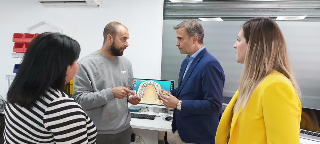 AlmeriaJunta's tweet photo. 💻 La Junta eleva un 31% el presupuesto provincial para creación de empleo 
en empresas de economía social con 337.000 €. 

🏭DT @EmpleoJunta, 
@AmosGHueso, destaca en su visita a cooperativas el impulso que fomenta la economía local y da oportunidades a desempleados y alumnos https://t.co/IcaQp00D4V