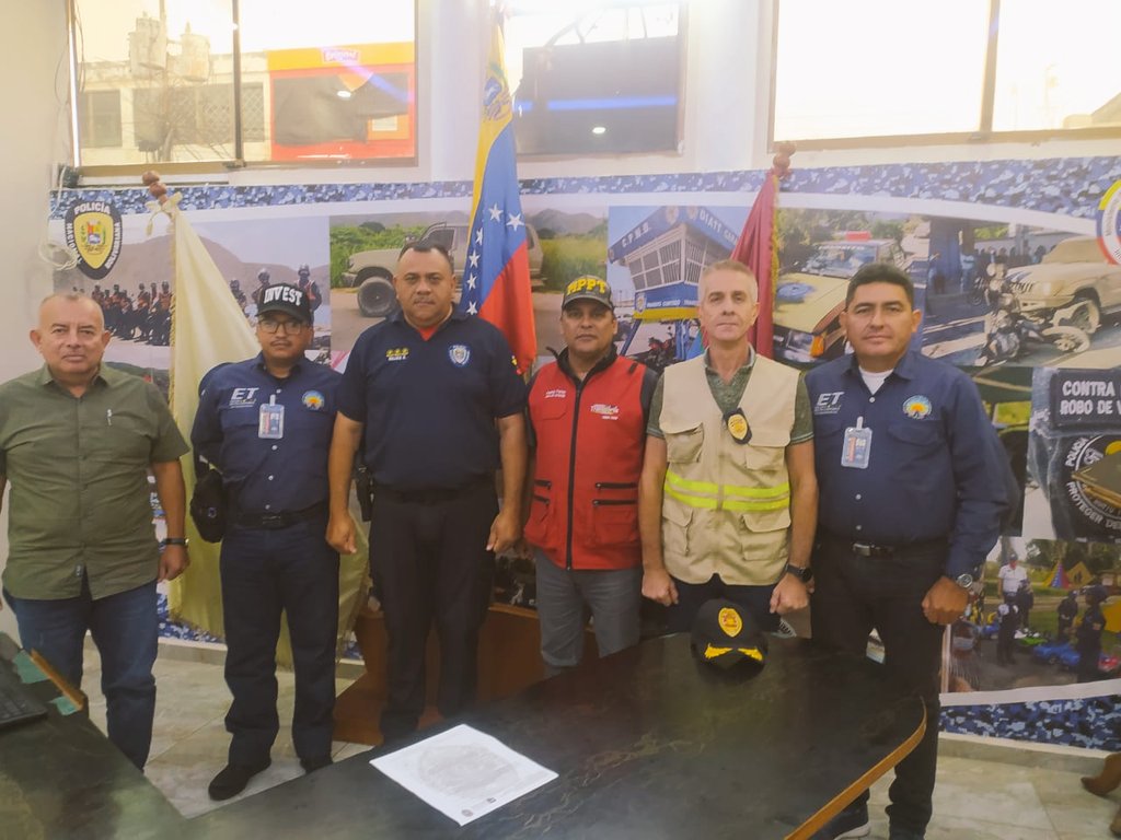BTT_Carabobo's tweet image. #28Mar el Personal de @BTT_Carabobo @Invest_vzlaofic y @TransporteGobVe #Carabobo estuvimos reunidos con el Comandante del Servicio de Tránsito @PNBVzla #Carabobo conversando diversos puntos sobre el venidero Operativo de Semana Santa 2023
@MijpVzla @oficial_intt @SGGCarabobo