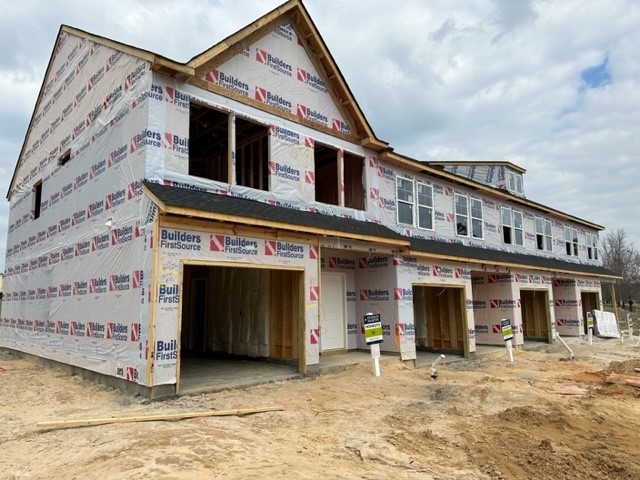 BldrFirstSource's tweet photo. A tidy row of townhomes located in South Carolina framed with #BuildersFirstSource's READY-FRAME® system. 💪
See #READYFRAME projects in action 👇
https://t.co/0PX3u8N7rh https://t.co/9m9kspxcYW