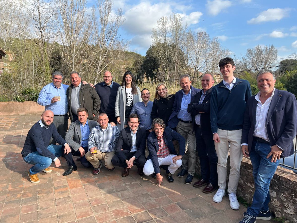 ear_flap's tweet photo. An image that sums up our Teambuilding yesterday! 🤜🤛 At Ear-Flap we work every day to improve our service, and what better way than building a close-knit team? 🚀🔝
#teambuilding #Earflap #enfardadora #automaticline #robotica https://t.co/uDYd8ZRAGU